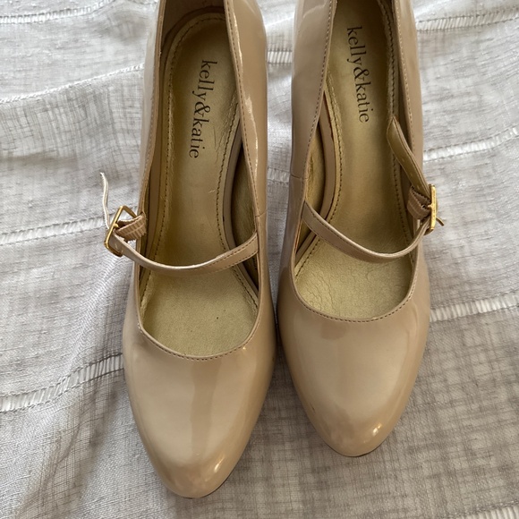 Tan heels - Picture 4 of 6